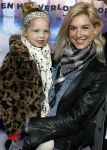 Amsterdam 18 maart 2017 
premiere Smurfen in  Pathe Arena. Johnny de Mol met zijn vriendin Anojuk v Schie en haar dochter