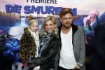 Amsterdam 18 maart 2017 
premiere Smurfen in  Pathe Arena. Johnny de Mol met zijn vriendin Anojuk v Schie en haar dochter