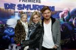 Amsterdam 18 maart 2017 
premiere Smurfen in  Pathe Arena. Johnny de Mol met zijn vriendin Anojuk v Schie en haar dochter