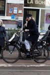 Amsterdam 9 maart 2017 
actrice Jolanda v d Berg bellend op de fiets