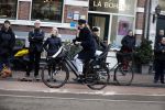 Amsterdam 9 maart 2017 
actrice Jolanda v d Berg bellend op de fiets