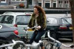 Amsterdam 19 maart 2017 
Freek v Noortwijk heeft een nieuw broodje kebap ontwikkeld . Zijn verloofde/vriendin Katja Schuurman kwam gezellig langs op de fiets.
