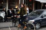 Amsterdam 19 maart 2017 
Freek v Noortwijk heeft een nieuw broodje kebap ontwikkeld . Zijn verloofde/vriendin Katja Schuurman kwam gezellig langs op de fiets.