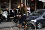 Amsterdam 19 maart 2017 
Freek v Noortwijk heeft een nieuw broodje kebap ontwikkeld . Zijn verloofde/vriendin Katja Schuurman kwam gezellig langs op de fiets.