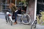 Amsterdam 19 maart 2017 
Freek v Noortwijk heeft een nieuw broodje kebap ontwikkeld . Zijn verloofde/vriendin Katja Schuurman kwam gezellig langs op de fiets.