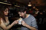 Amsterdam 19 maart 2017 
Freek v Noortwijk heeft een nieuw broodje kebap ontwikkeld . Zijn verloofde/vriendin Katja Schuurman kwam gezellig langs op de fiets.