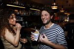 Amsterdam 19 maart 2017 
Freek v Noortwijk heeft een nieuw broodje kebap ontwikkeld . Zijn verloofde/vriendin Katja Schuurman kwam gezellig langs op de fiets.