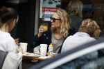 Amsterdam 4 april 2017  
Kimberley Klaver met een vriendin op terras