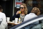 Amsterdam 4 april 2017  
Kimberley Klaver met een vriendin op terras
