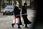 Amsterdam 19 maart 2017
Laetitia Griffith met haar man op straat in Amsterdam zuid.