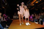 Amsterdam 26 maart 2017
Modeshow freshkids in the harbour club . kinderen en vrouwen van diverse voetballers liepen mee. Luc Castaignos keek trots naar zijn vrouw en kids