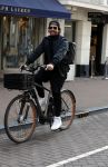 Amsterdam 28 maart 2017
Mari v d Ven op zijn electrische fiets op de pc hooftstraat