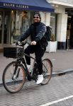 Amsterdam 28 maart 2017
Mari v d Ven op zijn electrische fiets op de pc hooftstraat