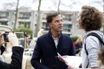 Amsterdam 2 maart 2017
Mark Ruute in gesprek met mensen bij winkelcentrum het gelderlandplein. Er was ook politie aanwezig.