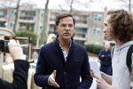 Amsterdam 2 maart 2017
Mark Ruute in gesprek met mensen bij winkelcentrum het gelderlandplein. Er was ook politie aanwezig.