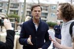 Amsterdam 2 maart 2017
Mark Ruute in gesprek met mensen bij winkelcentrum het gelderlandplein. Er was ook politie aanwezig.