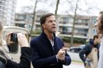 Amsterdam 2 maart 2017
Mark Ruute in gesprek met mensen bij winkelcentrum het gelderlandplein. Er was ook politie aanwezig.