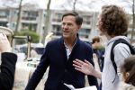 Amsterdam 2 maart 2017
Mark Ruute in gesprek met mensen bij winkelcentrum het gelderlandplein. Er was ook politie aanwezig.