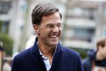 Amsterdam 2 maart 2017
Mark Ruute in gesprek met mensen bij winkelcentrum het gelderlandplein. Er was ook politie aanwezig.