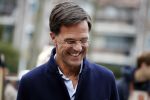 Amsterdam 2 maart 2017
Mark Ruute in gesprek met mensen bij winkelcentrum het gelderlandplein. Er was ook politie aanwezig.
