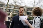 Amsterdam 2 maart 2017
Mark Ruute in gesprek met mensen bij winkelcentrum het gelderlandplein. Er was ook politie aanwezig.