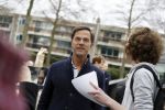 Amsterdam 2 maart 2017
Mark Ruute in gesprek met mensen bij winkelcentrum het gelderlandplein. Er was ook politie aanwezig.
