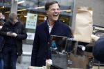 Amsterdam 2 maart 2017
Mark Ruute in gesprek met mensen bij winkelcentrum het gelderlandplein. Er was ook politie aanwezig.