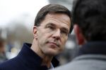 Amsterdam 2 maart 2017
Mark Ruute in gesprek met mensen bij winkelcentrum het gelderlandplein. Er was ook politie aanwezig.