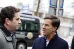 Amsterdam 2 maart 2017
Mark Ruute in gesprek met mensen bij winkelcentrum het gelderlandplein. Er was ook politie aanwezig.