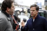 Amsterdam 2 maart 2017
Mark Ruute in gesprek met mensen bij winkelcentrum het gelderlandplein. Er was ook politie aanwezig.