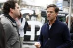 Amsterdam 2 maart 2017
Mark Ruute in gesprek met mensen bij winkelcentrum het gelderlandplein. Er was ook politie aanwezig.