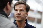 Amsterdam 2 maart 2017
Mark Ruute in gesprek met mensen bij winkelcentrum het gelderlandplein. Er was ook politie aanwezig.