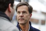 Amsterdam 2 maart 2017
Mark Ruute in gesprek met mensen bij winkelcentrum het gelderlandplein. Er was ook politie aanwezig.
