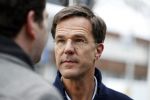 Amsterdam 2 maart 2017
Mark Ruute in gesprek met mensen bij winkelcentrum het gelderlandplein. Er was ook politie aanwezig.