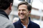Amsterdam 2 maart 2017
Mark Ruute in gesprek met mensen bij winkelcentrum het gelderlandplein. Er was ook politie aanwezig.