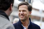 Amsterdam 2 maart 2017
Mark Ruute in gesprek met mensen bij winkelcentrum het gelderlandplein. Er was ook politie aanwezig.