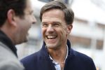 Amsterdam 2 maart 2017
Mark Ruute in gesprek met mensen bij winkelcentrum het gelderlandplein. Er was ook politie aanwezig.