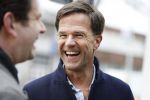 Amsterdam 2 maart 2017
Mark Ruute in gesprek met mensen bij winkelcentrum het gelderlandplein. Er was ook politie aanwezig.