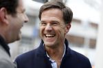 Amsterdam 2 maart 2017
Mark Ruute in gesprek met mensen bij winkelcentrum het gelderlandplein. Er was ook politie aanwezig.