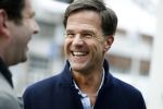 Amsterdam 2 maart 2017
Mark Ruute in gesprek met mensen bij winkelcentrum het gelderlandplein. Er was ook politie aanwezig.