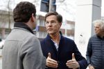 Amsterdam 2 maart 2017
Mark Ruute in gesprek met mensen bij winkelcentrum het gelderlandplein. Er was ook politie aanwezig.