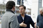 Amsterdam 2 maart 2017
Mark Ruute in gesprek met mensen bij winkelcentrum het gelderlandplein. Er was ook politie aanwezig.