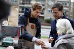 Amsterdam 2 maart 2017
Mark Ruute in gesprek met mensen bij winkelcentrum het gelderlandplein. Er was ook politie aanwezig.