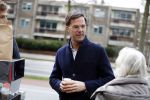 Amsterdam 2 maart 2017
Mark Ruute in gesprek met mensen bij winkelcentrum het gelderlandplein. Er was ook politie aanwezig.