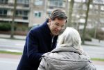 Amsterdam 2 maart 2017
Mark Ruute in gesprek met mensen bij winkelcentrum het gelderlandplein. Er was ook politie aanwezig.