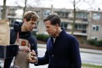 Amsterdam 2 maart 2017
Mark Ruute in gesprek met mensen bij winkelcentrum het gelderlandplein. Er was ook politie aanwezig.