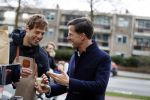 Amsterdam 2 maart 2017
Mark Ruute in gesprek met mensen bij winkelcentrum het gelderlandplein. Er was ook politie aanwezig.