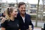 Amsterdam 2 maart 2017
Mark Ruute in gesprek met mensen bij winkelcentrum het gelderlandplein. Er was ook politie aanwezig.