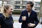 Amsterdam 2 maart 2017
Mark Ruute in gesprek met mensen bij winkelcentrum het gelderlandplein. Er was ook politie aanwezig.