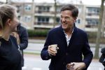 Amsterdam 2 maart 2017
Mark Ruute in gesprek met mensen bij winkelcentrum het gelderlandplein. Er was ook politie aanwezig.